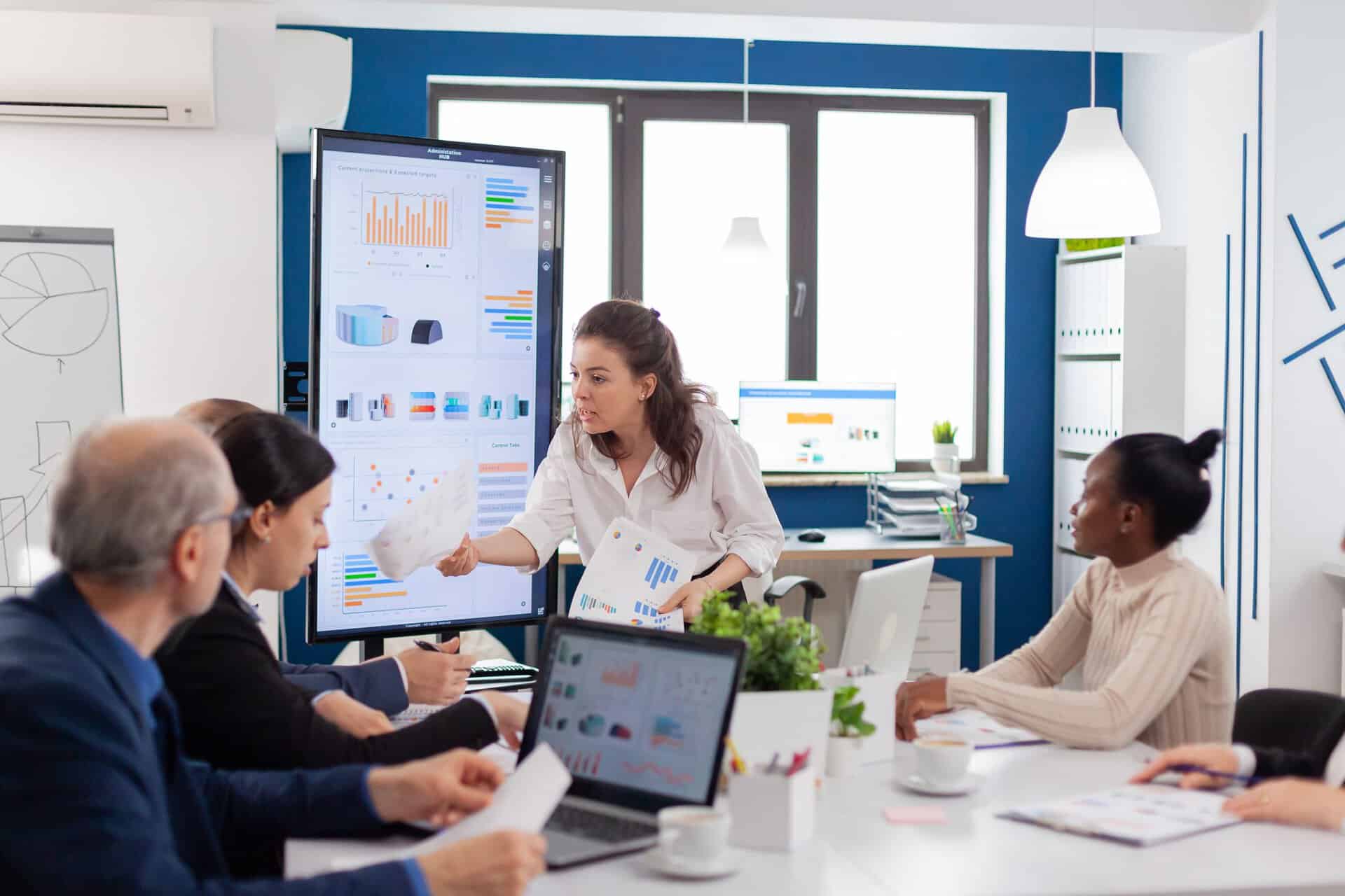 Equipo analizando datos y gráficos de riesgo financiero